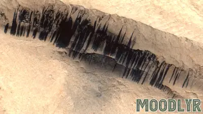 Unraveling the Secrets of Mars: Bold Streaks Explained